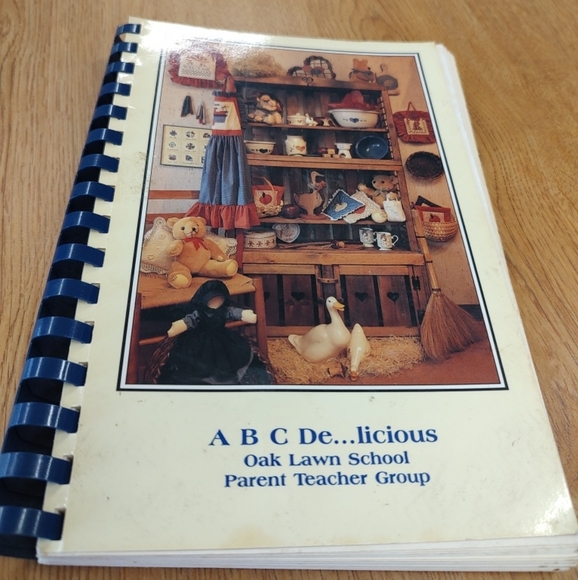 Vintage cookbook from 1991 ABCDe...licious addition any kitchen. Oak Lawn School - Picture 1 of 12